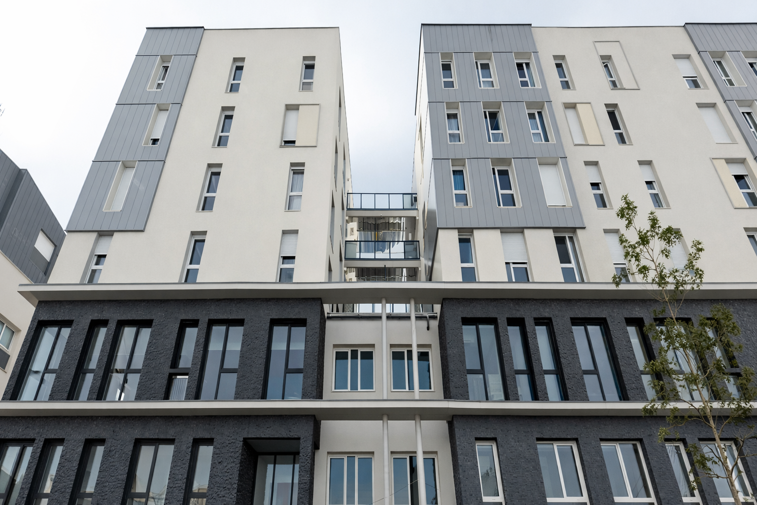Façade du bâtiment de bureaux et de la résidence étudiante à Orly